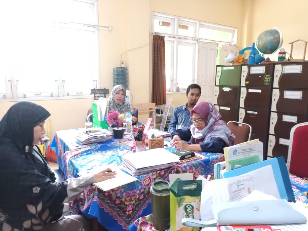 Pelatihan Rutin English Day: Tingkatkan Kompetensi Bahasa Inggris Guru dan Tendik SMP Muhammadiyah 1 MBS Samarinda
