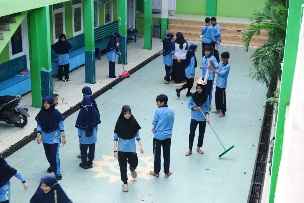 Kerja Bakti Siswa SMP Muhammadiyah 1 Modern Boarding School Samarinda: Wujud Peduli Lingkungan dan Semangat Gotong Royong
